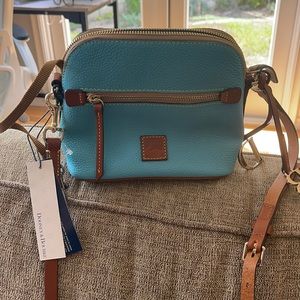 Small Dooney & Bourke purse for sale! Never used. Tags still on.